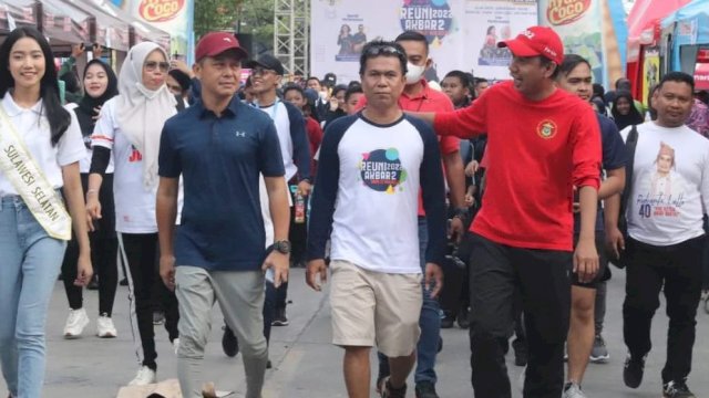 Ketua DPRD Makassar, Rudianto Lallo bersama Anggota DPRD Provinsi Sulawesi Selatan Andi Januar Jaury Dharwis menghadiri reuni akbar SMP 22 Makassar yang dirangkaikan dengan jalan santai, Minggu (9/10/2022).