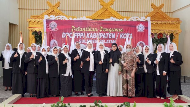 Ketua DPD Forum Perberdayaan Perempuan Indonesia (FPPI) Sulawesi Selatan, Andi Nurhidayati Zainuddin melantik Pengurus DPC FPPI Kabupaten/Kota Sulawesi Selatan, Minggu (9/10/2022).