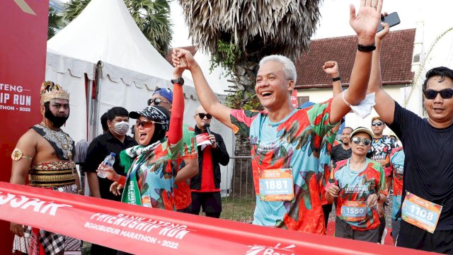 Gubernur Jawa Tengah (Jateng) Ganjar Pranowo saat mengikuti event olahraga 'Bank Jateng Friendship Run 2022' di Kota Makassar, Sulawesi Selatan (Sulsel), Minggu (9/10/2022). 