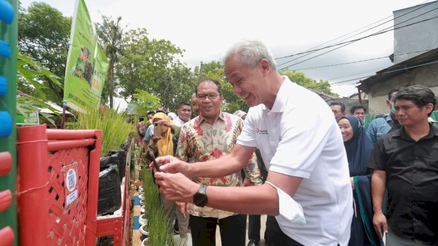 Gubernur Jawa Tengah (Jateng) Ganjar Pranowo didampingi Wali Kota Makassar Moh Ramdhan 'Danny' Pomanto mengunjungi Lorong Wisata (Longwis) Sydney (Cipta Karya), di BTN Citra Tello Permai, Kecamatan Panakkukang, Minggu (9/10/2022).