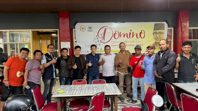 Pose jurnalis di Makassar yang mengikuti lomba domino bertema Game, Coffee, and Fun yang dilaksanakan Anggota Fraksi Partai Golkar Muhammad Fauzi di Warkop 115, Jl. Toddopuli Raya, Makassar, Senin (10/10/2022).