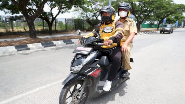 Wali Kota Makassar, Moh. Ramdhan ‘Danny’ Pomanto menggunakan jasa Ojol dari aplikasi Maxim, Selasa (11/10/2022).