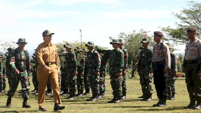 Wakil Bupati Luwu Utara (Lutra) Suaib Mansurbertindak sebagai inspektur upacara dalam pembukaan TNI Manunggal Membangun Desa Ke-115 Tahun Anggaran 2022 Kodim 1403 Palopo di Lapangan Taman Siswa Masamba, Selasa (11/10/2022). 