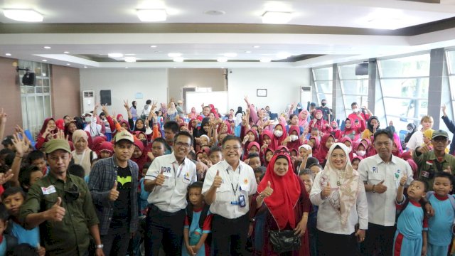 Siswa Sekolah Dasar Negeri Galangan Kapal 2 bertandang ke Kantor Pusat Perumda Air Minum Kota Makassar Jalan Dr. Ratulangi, pada Rabu (12/10/2022).