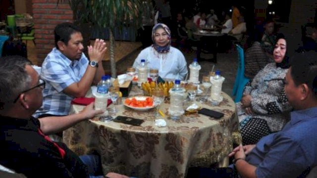 Wakil Bupati Kabupaten Pohuwato, Provinsi Gorontalo, Suharsi Igirisa saat menjamu Penjabat Gubernur Gorontalo Hamka Hendra Noer bersama rombongan di Marina Eco Resort, Kecamatan Marisa, Rabu malam (12/10/2022).