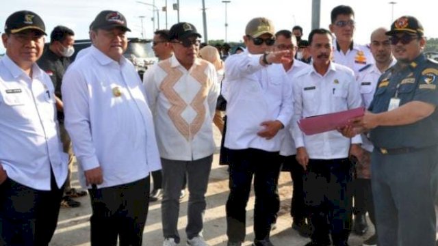 Penjabat Gubernur (Penjagub) Gorontalo, Hamka Hendra Noer saat meninjau Pelabuhan Tilamuta, Rabu (12/10/2022). 