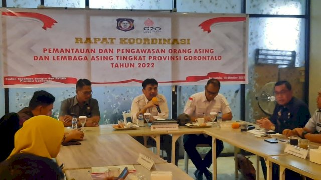 Badan Kesbangpol Provinsi Gorontalo dan Tim Pengawasan Orang Asing (TIMPORA) Provinsi Gorontalo menggelar Rapat Koodirnasi Pemantaun dan Pengawasan Orang Asing dan Lembaga Asimg Tingkat Provinsi Gorontalo 2022 di Manna Bakery n Cafe, Kota Gorontalo, pada Kamis (13/10/2022).