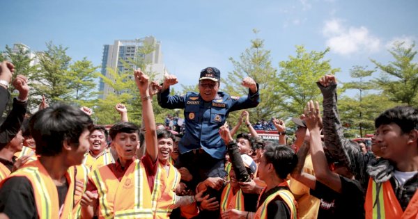 Danny Serahkan 53 Unit Damtor untuk Atasi Kebakaran di Lorong