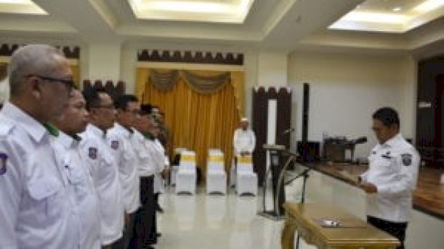 Penjabat Gubernur Gorontalo Hamka Hendra Noer melantik Pengurus Forum Tanggung Jawab Sosial Lingkungan Badan Usaha (FP-TJSLBU) Provinsi Gorontalo periode 2022-2026 di Aula Rumah Dinas Gubernur, Kota Gorontalo, Selasa (11/10/2022). 