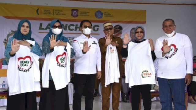 Penjagub Hamka Hendra Noer melaunching program One Day One Egg atau satu hari satu telur didampingi didampingi Ketua TP-PKK Provinsi Gorontalo dr. Gamaria Monoarfa di Desa Ibarat, Kecamatan Anggrek, Kabupaten Gorontalo Utara, di Lapangan Ilangata, Selasa (11/10/2022).