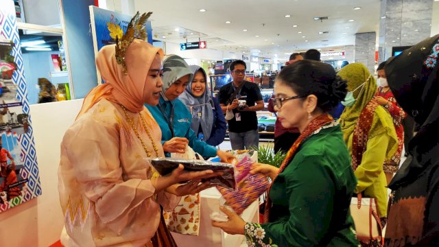 Usai Buka PDN Expo 2022, Istri Wagub DIY Sambangi Stand Dispar Makassar