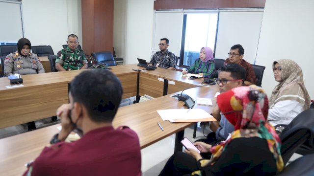 Tim Pengendalian Inflasi Daerah (TPID) Kota Makassar saat gelar rapat koordinasi yang dipimpin Asisten II Bidang Perekonomian, Rusmayani Majid, di ruang rapat Sekda, lt 9 Kantor Balaikota, Jumat (14/10/2022).