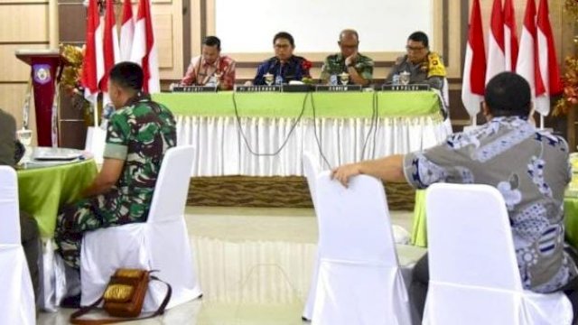 Penjagub Gorontalo, Hamka Hendra Noer saat rapat terbatas bersama Forkopimda Gorontalo, Kajati Gorontalo, Danrem 133 NWB dan perwakilan Kapolda Gorontalo terkait Pemilu 2024 bertempat di Aula Rujab Wakil Gubernur, Jumat (14/10/2022).