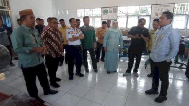 Penjagub Gorontalo, Hamka Hendra Noer (kanan), meninjai ruang praktik dan peralatan untuk jurusan Teknik Kendaraan Ringan Otomotif (TKRO) SMK Negeri 1 Marisa, Kabupaten Pohuwato, Kamis (13/10/2022). 