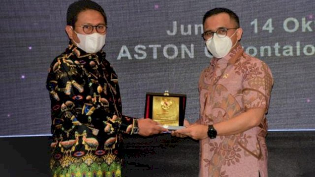 Menteri Pendayagunaan Aparatur Negara dan Reformasi Birokrasi (MENPAN-RB) Abdullah Azwar Anas memberikan penghargaan kepada Aparatur Sipil Negara (ASN) Provinsi Gorontalo dalam kegiatan BerAKHLAK Award bertempat di Ballroom Hotel Aston, Jumat (14/10/2022).