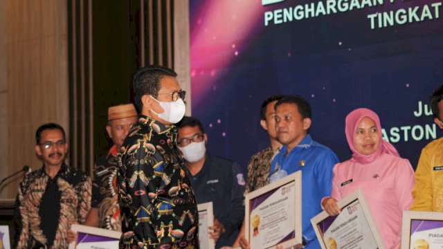 Penjagub Hamka Hendra Noer bersama Menteri Pendayagunaan Aparatur Negara dan Reformasi Birokrasi (MENPANRB) Abdullah Azwar Anas, saat menghadiri BerAKHLAK Award, "Pemimpin dan Agen Perubahan Terbaik Tingkat Provinsi Gorontalo", di Ballroom Hotel Aston Kota Gorontalo, Jumat (14/10/2022). 