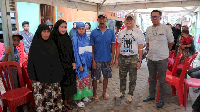 Direktur Utama Perumda Air Minum (PDAM) Kota Makassr Beni Iskandar saat mengunjungi keluarga korban lakalantas di jalan Sungai Saddang, Lorong Berkah Makassar, Sabtu (15/10/2022).