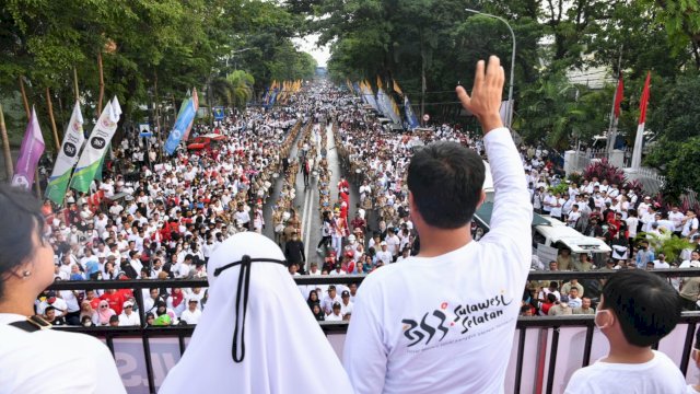 Gubernur Sulawesi Selatan bersama Forkopimda Sulsel melepas peserta Jalan Santai Sulsel Anti Malas Gerak (Mager) 353 Tahun Provinsi Sulsel di Depan Rumah Jabatan Gubernur, Sabtu pagi, (16/10/2022).