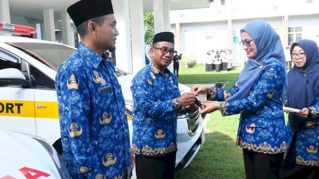 Bupati Luwu Utara, Indah Putri Indriani melepas peserta registrasi sosial ekonomi (Regsosek) 2022, lewat apel pagi dan siaga, di Lapangan Upacara Kantor Bupati Luwu Utara, pada Senin (17/10/2022).