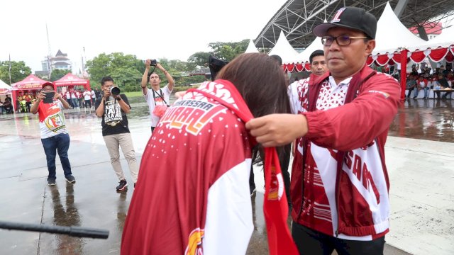 Wali Kota Makassar, Moh Ramdhan Pomanto saat memimpin Pelepasan dan Pengukuhan Kontingen Pekan Olahraga Provinsi (Porprov) Sulawesi Selatan (Sulsel) XVII Tahun 2022 Kota Makassar, di Lapangan Karebosi, Minggu (16/10/2022). 