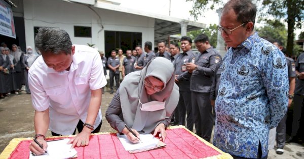 Danny Pomanto Serahkan Santunan Jaminan Kematian ke Ahli Waris Jukir Perumda Parkir