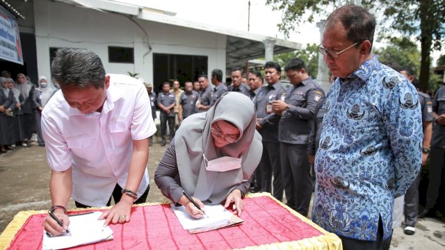 Wali Kota Makassar, Moh Ramdhan Pomanto saat penyerahan santunan kepada ahli waris jujur resmi Perumda Parkir Makassar di Kantor Perumda Parkir Makassar Raya, Jalan Hati Mulia, Senin (17/10/2022).