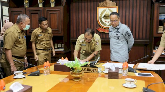 Wali Kota Makassar, Moh. Ramdhan 'Danny' Pomanto menandatangani naskah kerjasama Badan Keamanan Laut RI dalam mendukung keamanan wilayah laut Negara Kesatuan Republik Indonesia (NKRI) RI di Balaikota Makassar, Selasa (18/10/2022).