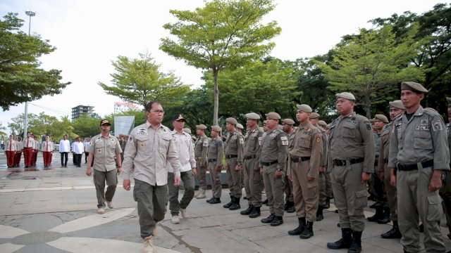 Wali Kota Makassar, Moh. Ramdhan ‘Danny’ Pomanto saat memberi pengarahan ke ratusan Satuan Polisi Pamong Praja (Satpol PP) di pelataran City Of Makassar, Rabu (19/10/2022).