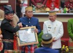 Danny Pomanto Terima Penghargaan di HUT ke &#8211; 353 Sulsel