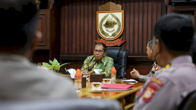 Wali Kota Makassar Moh Ramdhan ‘Danny’ Pomanto saat berdiskusi dengan Kombespol dr. Yusuf Mawadi selaku Kabiddokkes Polda Sulsel yang hadir di ruang kerjanya, Kantor Balaikota Makassar, Kamis (20/10/2022).