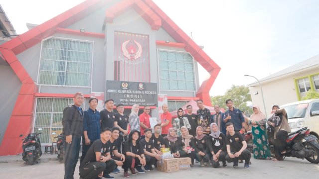 Cabor Karate kontingen Makassar dilepas menuju Pekan Olah Raga Provinsi (Prprov) Sulsel XVII Sinjai-Bulukumba.