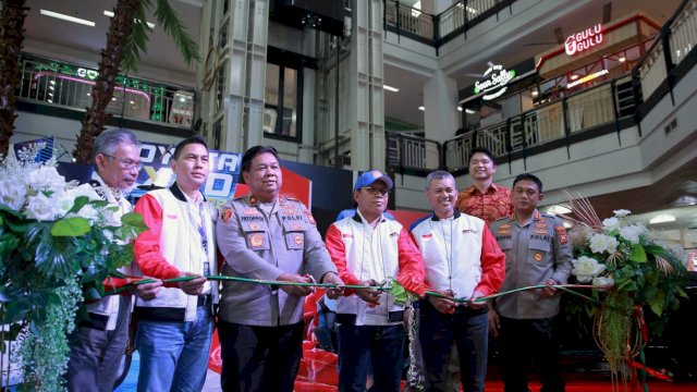 Wali Kota Makassar Moh. Ramdhan “Danny” Pomanto bersama Wakapolda Sulsel Brigjen Pol Chuzaini Patoppoi, Kapolrestabes Makassar Kombes Pol. Budhi Haryanto, serta Kadis Perindag Kota Makassar Arlin Ariesta saat pembukaan Toyota Expo 2022 di Atrium Mall Ratu Indah Makassar, Rabu (19/10/2022).