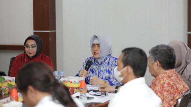 Ketua TP PKK Makassar, Indira Yusuf Ismail melakukan rapat koordinasi bersama jajaran Dinas Lingungan Hidup (DLH) yang berlangsung di Kantor DLH Gabungan Dinas Jalan Urip Sumohardjo itu dihadiri Dewan Lingkungan Kota Makassar, Jumat (21/10/2022).