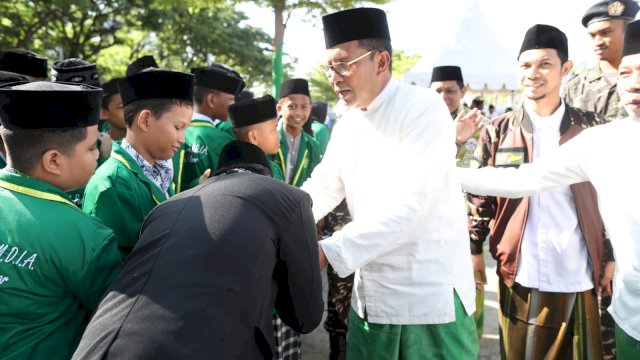 Wali Kota Makassar, Moh. Ramdhan 'Danny' Pomanto saat menjadi pembina upacara peringatan Hari Santri 2022 di Anjungan Pantai Losari, Makassar, Sabtu (22/10/2022).