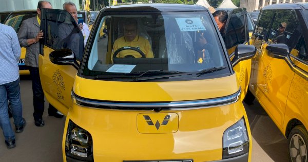 Airlangga Hartarto Serahkan Mobil Listrik ke Seluruh DPD I Partai Golkar  