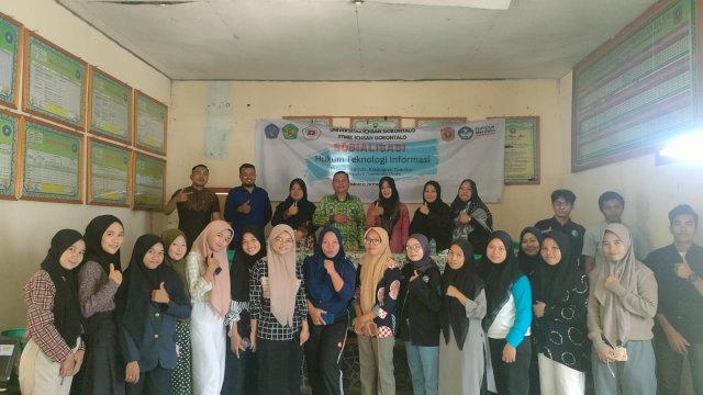 Dosen dan mahasiswa Universitas Ichsan Gorontalo dan Sekolah Tinggi Manajemen Informatika dan Komputer Ichsan Gorontalo melaksanakan Sosialisasi di Desa Dambalo Kecamatan Tomilito Kabupaten Gorontalo Utara, Jumat (21/10/2022).