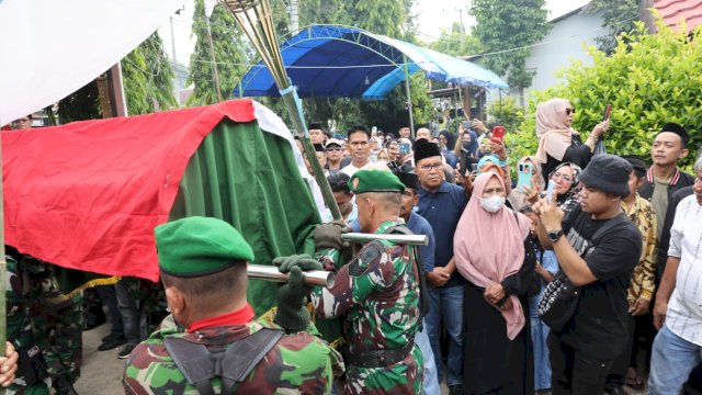 Wali Kota Makassar, Moh. Ramdhan 'Danny' Pomanto saat ikut melepas almarhum Andi Sukri A. Sappewali dari rumah duka di Ponre, Kabupaten Bulukumba, menuju peristirahatan terakhirnya, Sabtu (22/10/2022).