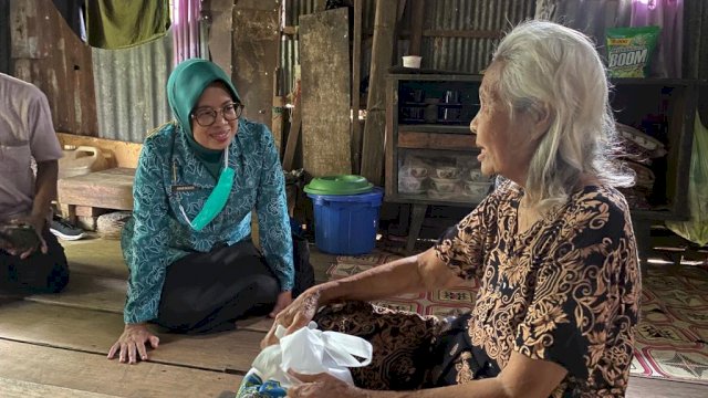 Tim Penggerak PKK Sulawesi Selatan (Sulsel) membagikan 200 paket sembako untuk warga kurang mampu di Kota Makassar, Kabupaten Maros dan Pangkep, Jumat, 21 Oktober 2022. 