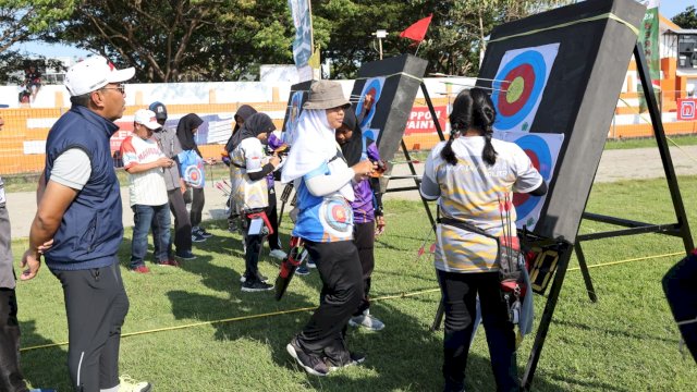 Wali Kota Makassar Moh Ramdhan ‘Danny’ Pomanto menyaksikan langsung pertandingan panahan di Stadion Mini Bulukumba, Minggu (23/10/2022).