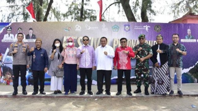 Penjabat Gubernur Gorontalo, Hamka Hendra Noer saat menutup gelaran Festival Pesona Boalemo tahun 2020 di Wisata Pantai Bolihutuo, Minggu (23/10/2022). 