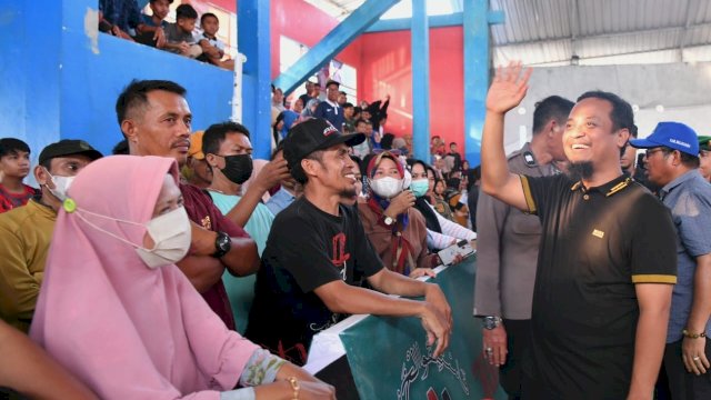 Gubernur Sulawesi Selatan, Andi Sudirman Sulaiman saat menyaksikan langsung pertandingan cabang olahraga Voli Pekan Olahraga Provinsi (PORPROV) Sulsel XVII Tahun 2022 di GOR Matajang, Kabupaten Bulukumba, Minggu (23/10/2022).