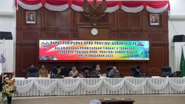 Penjabat Gubernur Gorontalo Hamka Hendra Noer bersama Ketua DPRD Provinsi Gorontalo Paris RA Jusuf menandatangani berita acara persetujuan Rencana Peraturan Daerah (Ranperda) Anggaran Pendapatan dan Belanja Daerah (APBD) tahun 2023 untuk ditetapkan menjadi Perda melalui Rapat Paripurna ke-97 Pembicaraan Tingkat II terhadap Ranperda APBD, yang berlangsung di ruang rapat DPRD, Senin malam (24/10/2022).