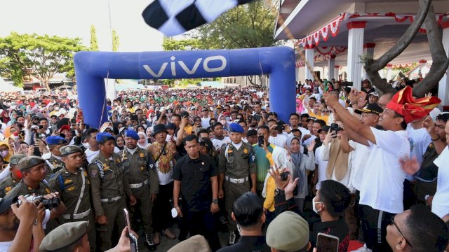 Gubernur Sulsel dan Bupati Jeneponto saat melepas ribuan peserta di Lapangan Passamaturukang, Selasa (25/10/2022).