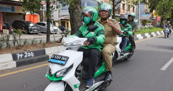 Pekan Keenam Ojol Day, Danny Pomanto Naik Grab Menuju Dinas Dukcapil