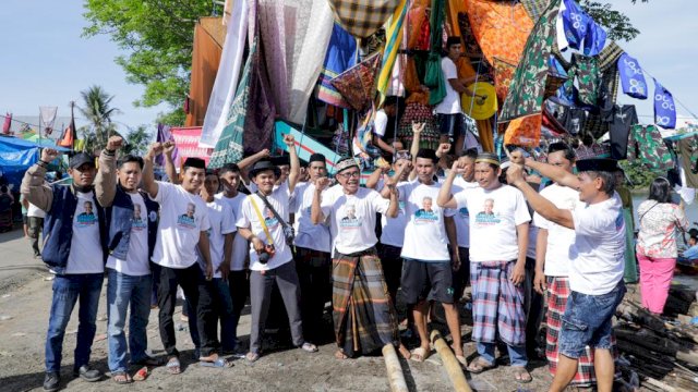 Komunitas Nelayan Pesisir di Kabupaten Takalar ikut ambil bagian dalam Tradisi 'Maudu Lompoa' atau Maulid Nabi Muhammad yang diselenggarakan oleh masyarakat di Desa Cikoang, Kabupaten Takalar, Sulsel, Selasa (25/10/22).