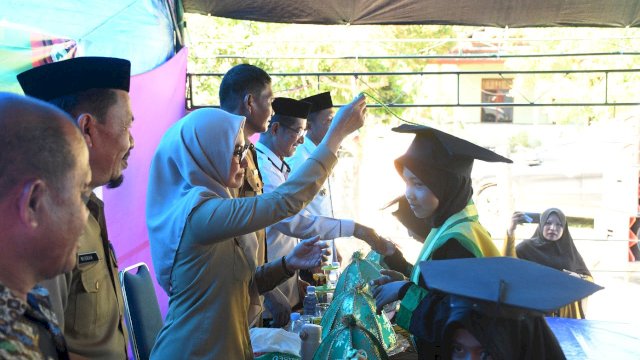 Bupati Luwu Utara, Indah Putri Indriani saat menghadiri wisuda santri dari Taman Pendidikan Al-Quran di Desa Pongko, Kecamatan Bone-Bone, pada Senin 24/10/2022 lalu. 