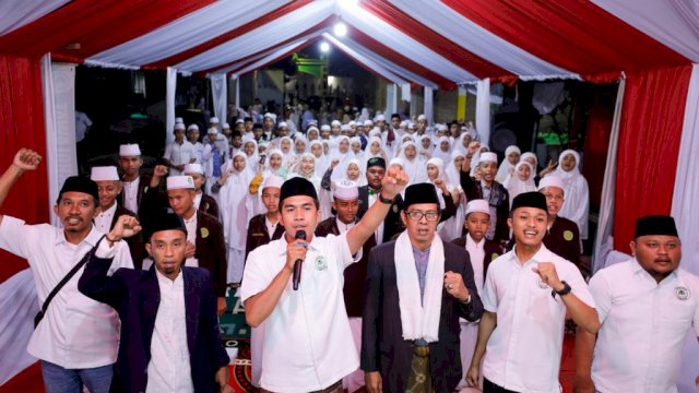  'Gema Selawat dan Doa Bersama untuk Negeri' saat memperingati Maulid Nabi Muhammad dan Hari Santri Nasional yang diselenggarakan Santri Dukung Ganjar (SDG) di Pondok Pesantren As'adiyah Gulung Beru, Gantarang, Bulukumba, Sulsel, Rabu (26/10/22).