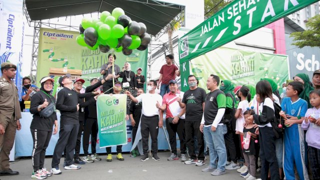 Wali Kota Makassar Moh. Ramdhan “Danny” Pomanto ikut melepas jalan sehat Korps Alumni Himpunan Mahasiswa Islam (KAHMI) wilayah Sulsel dalam rangka memeriahkan Milad yang ke -56 KAHMI, diikuti sejumlah kader dan pengurus KAHMI Sulsel, di kawasan Car Free Day Boulevard, Minggu (30/10/2022).