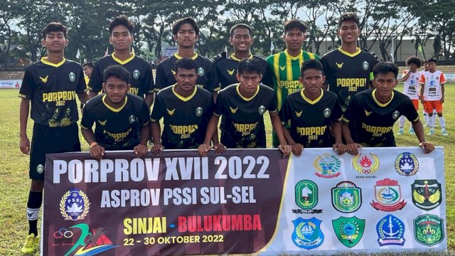 Cabor sepak bola Parepare saat berhadapan dengan wakil Makassar di Porprov Sulsel 2022. 