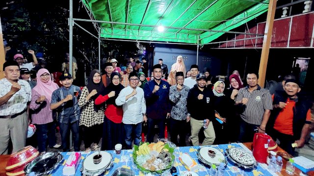 Pendiri Yayasan Anak Rakyat Indonesia (YARI), Rudianto Lallo menyerahkan bantuan ambulans kepada warga Maccini, Kecamatan Makassar, Kota Makassar, Minggu, (30/10/2022).